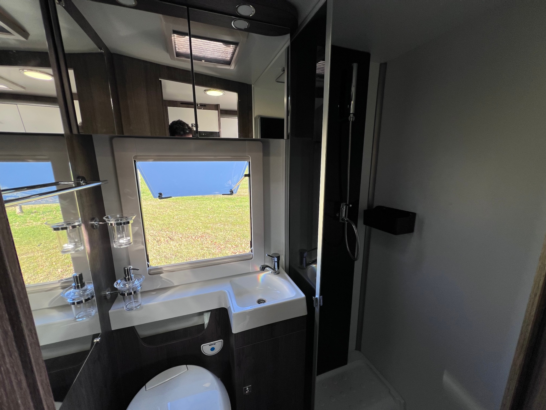 Baño con ducha separada