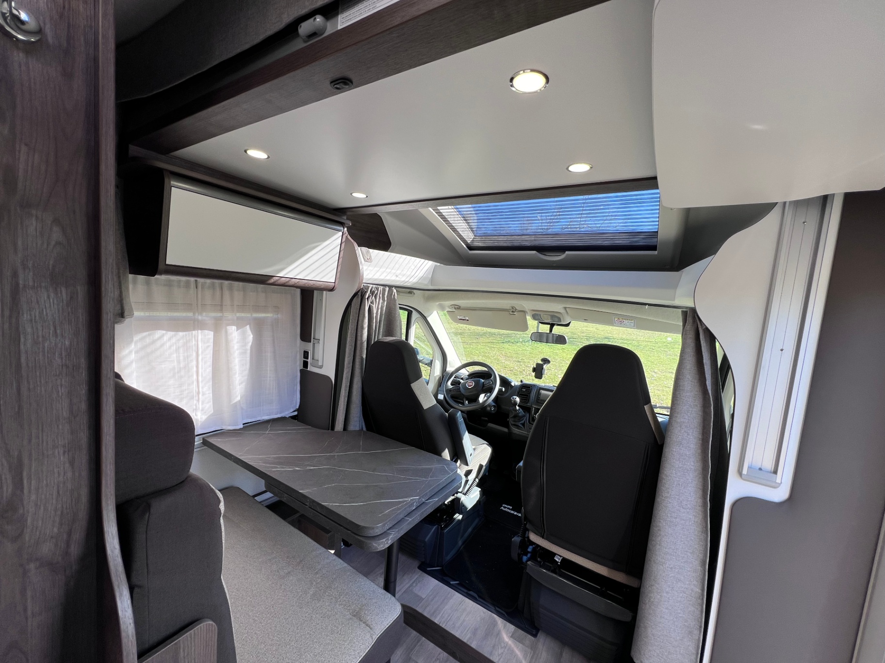 Mesa del salón con vista a la cabina